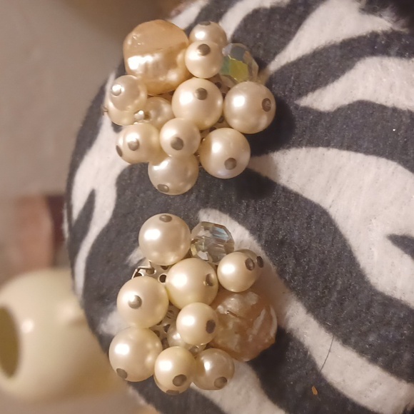 Pretty in pink triple strand necklace and earrings - Picture 2 of 4